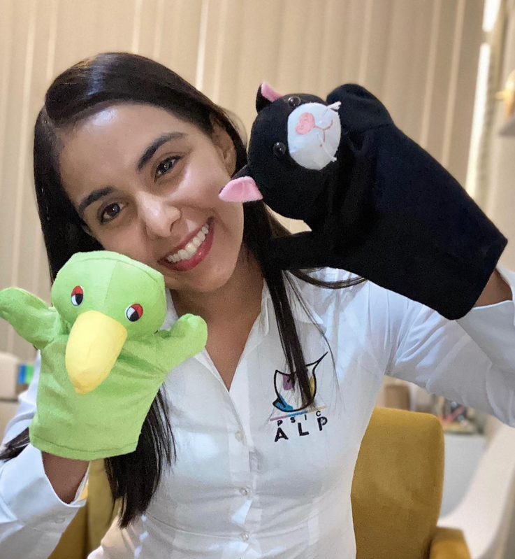 Anarely Padilla usando títeres en una sesión de terapia infantil